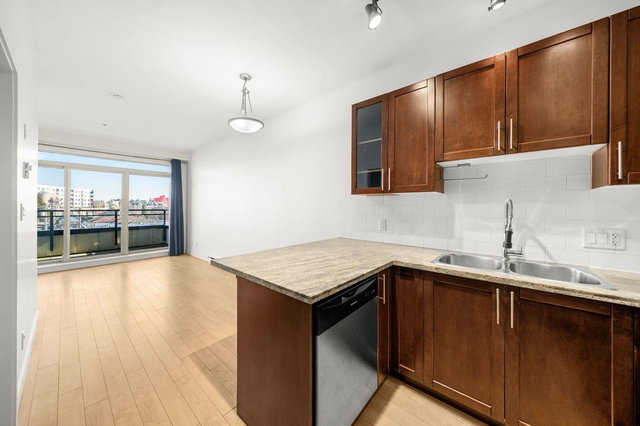 PH8 - 688 17th Avenue E