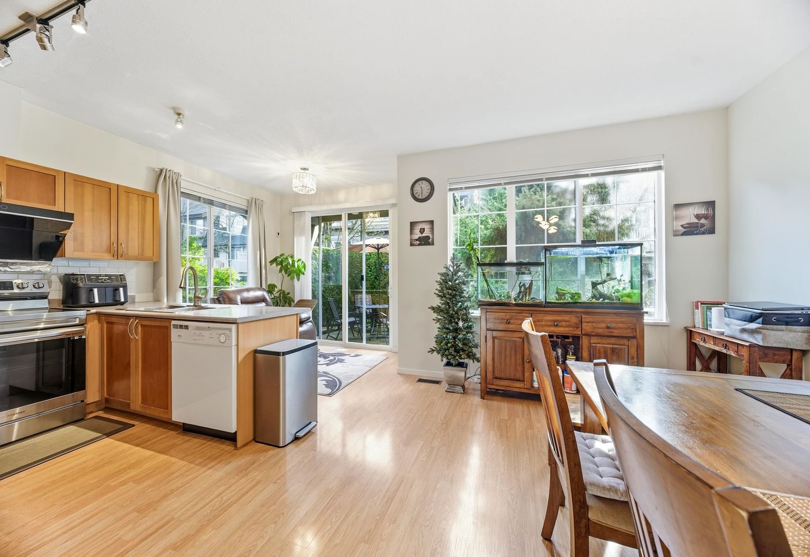 Listing Image 10
