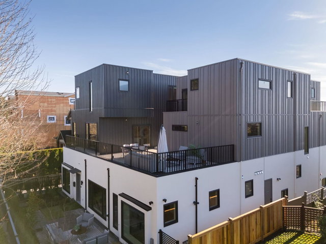 5 - 950 57th Avenue W