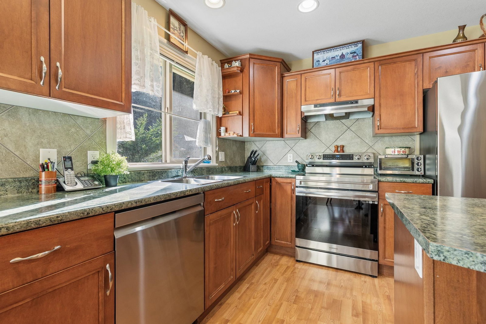 Listing Image 11