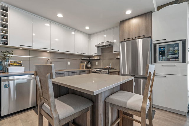 405 - 9350 University High Street