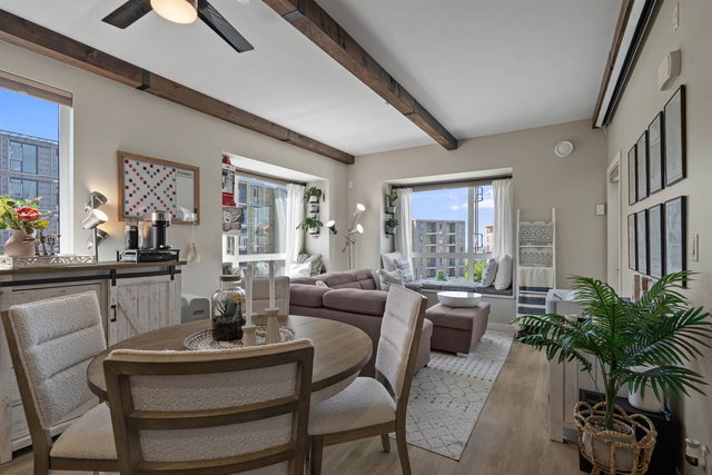 405 - 9350 University High Street