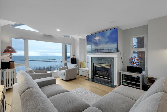 204 - 15165 Marine Drive