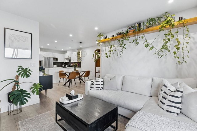 232 - 4550 Fraser Street