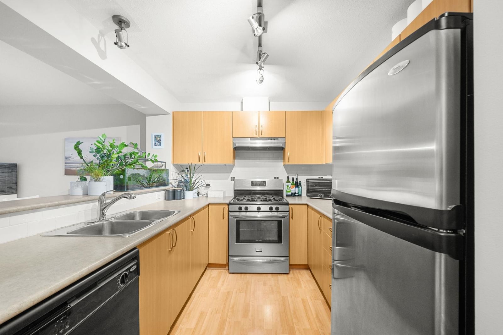 Listing Image 4