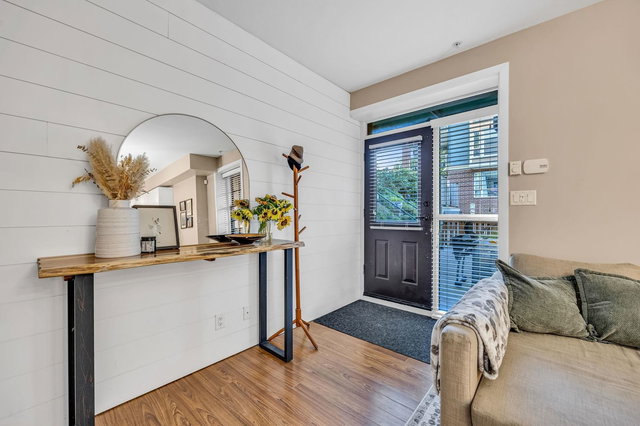 3 - 12 Royal Avenue E