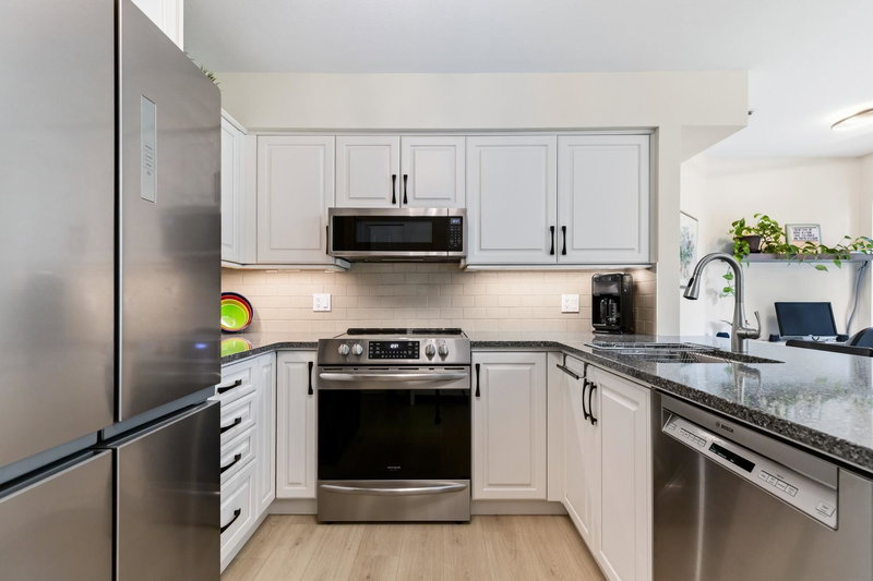 201 - 180 Ravine Drive, Port Moody, V3H 4Z3 | Image 3