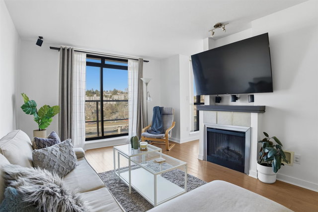 808 - 1 Renaissance Square