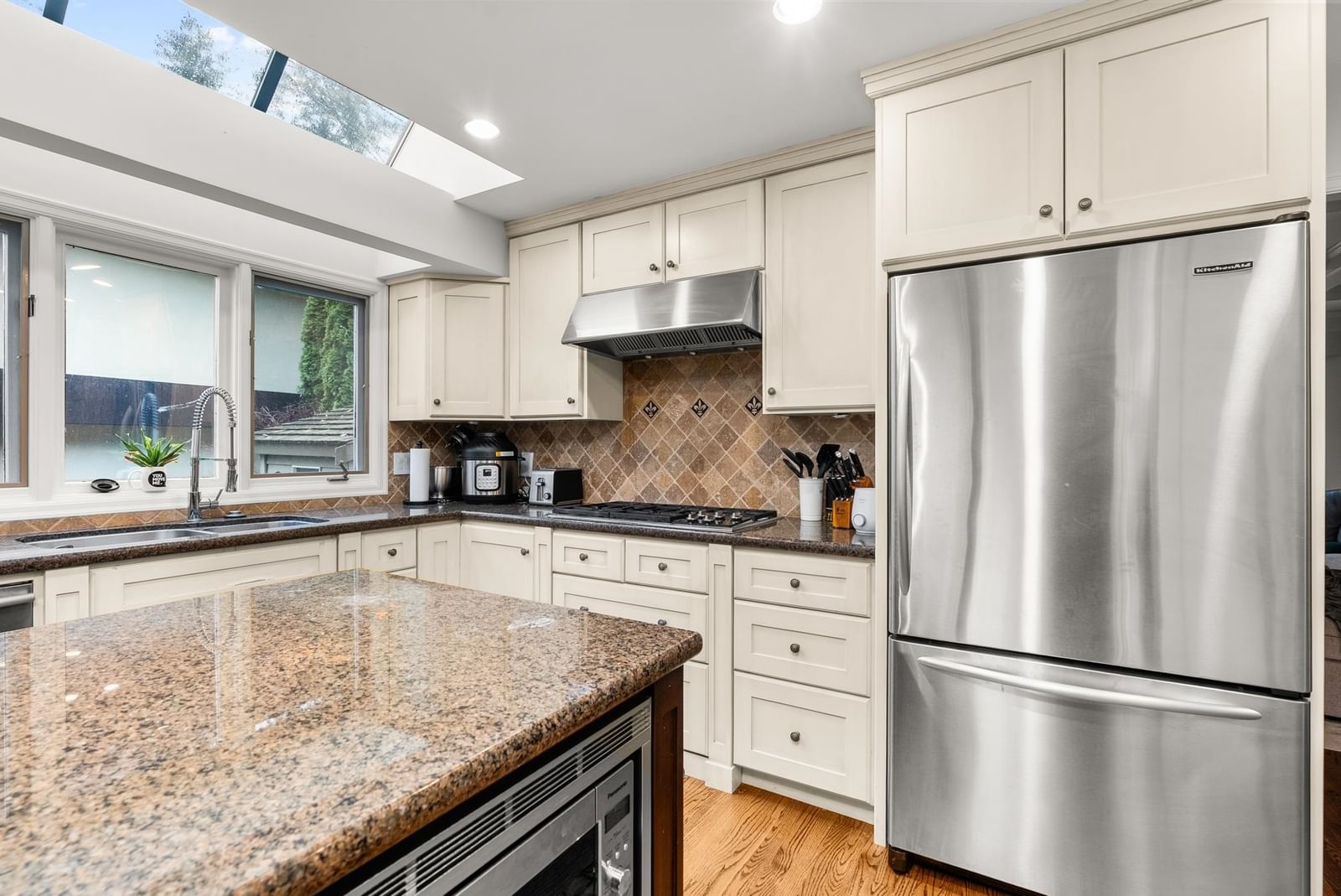 Listing Image 19