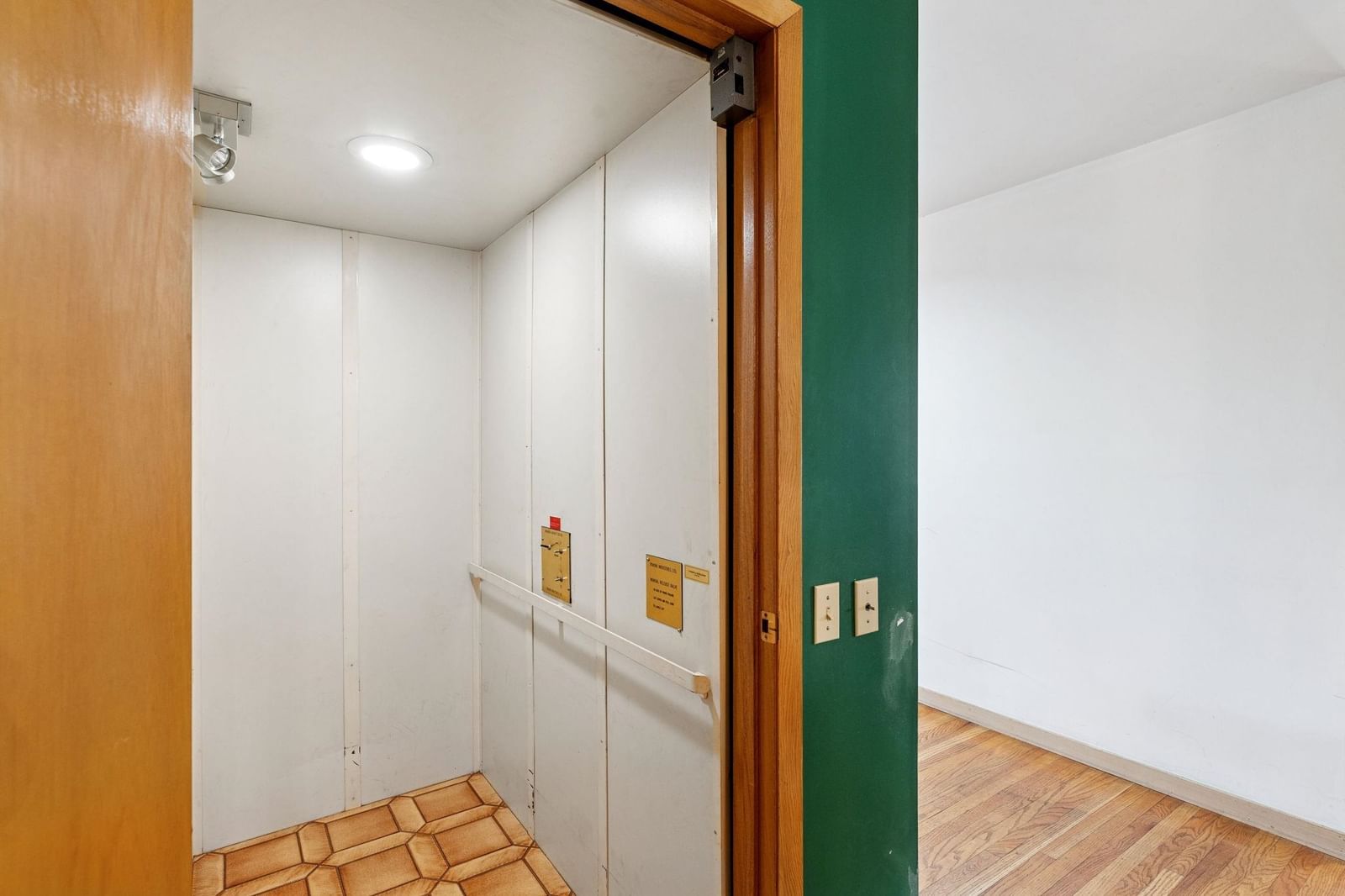 Listing Image 12