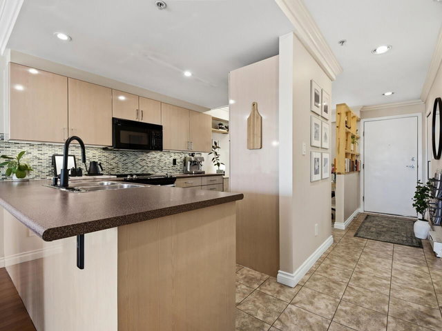 403 - 212 Lonsdale Avenue