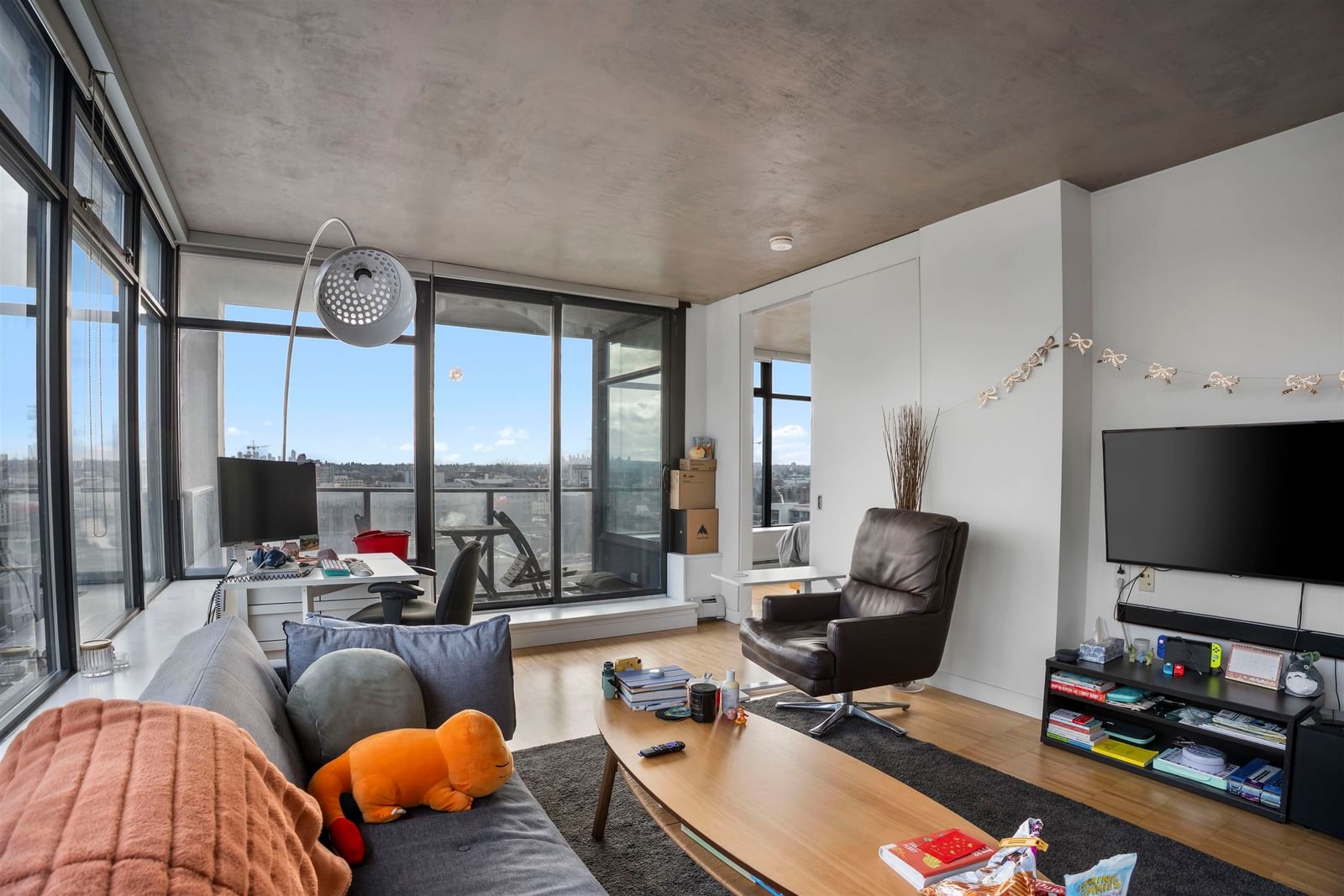 Listing Image 4