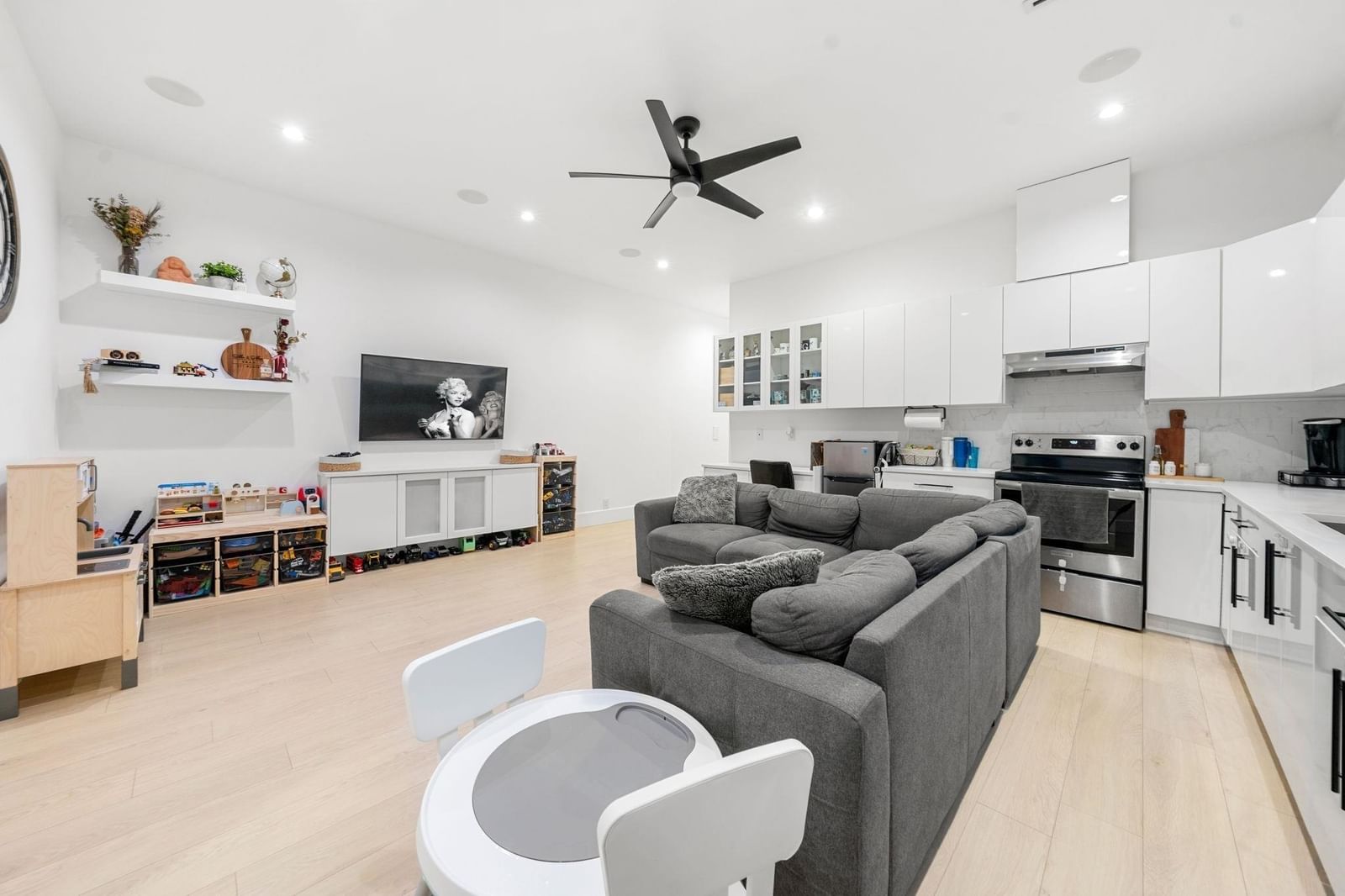 Listing Image 19