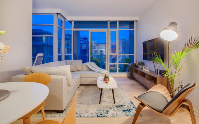 501 - 1616 Columbia Street