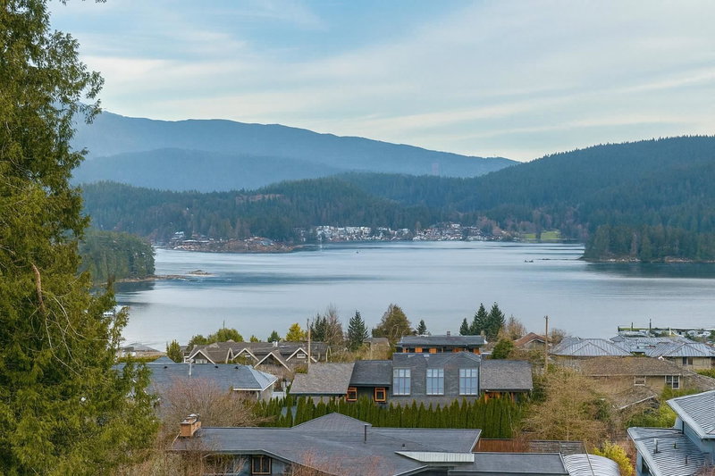 873 Baycrest Drive, North Vancouver, V7G 1N7 | Image 2