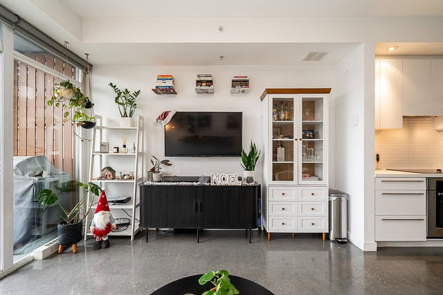 417 - 256 2nd Avenue E