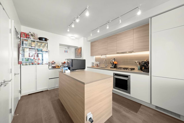 2206 - 525 Foster Avenue