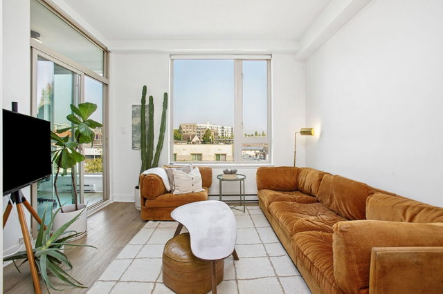 308 - 688 17th Avenue E