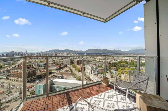 1911 - 285 10th Avenue E