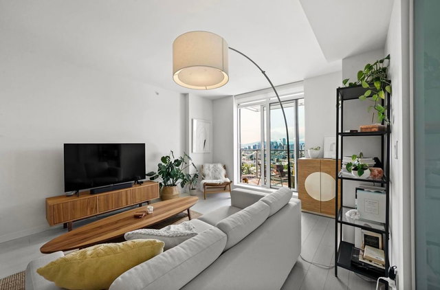 1911 - 285 10th Avenue E