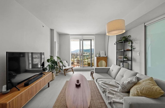 1911 - 285 10th Avenue E