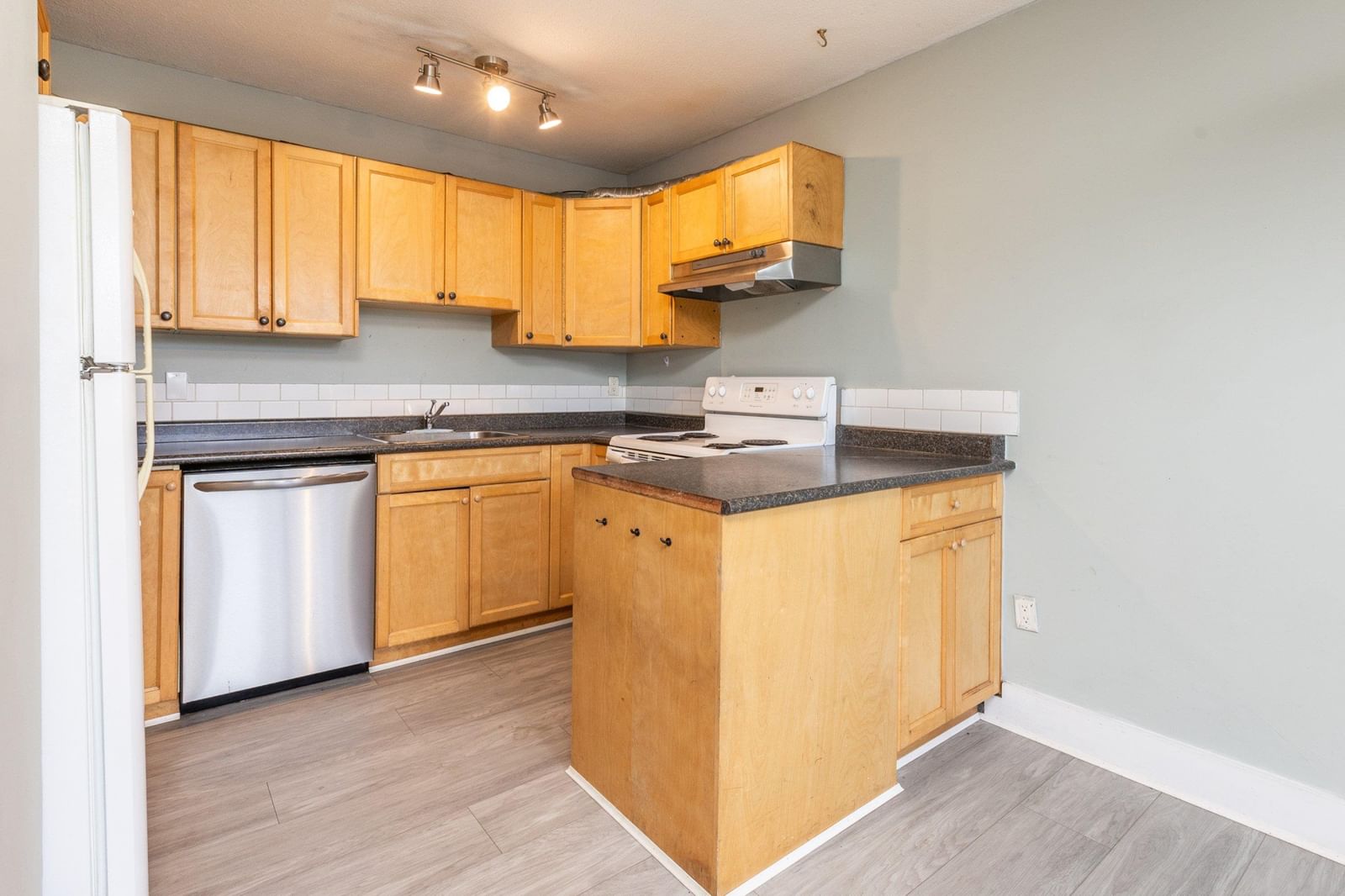Listing Image 20