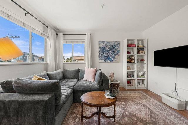 305 - 33 Templeton Drive N