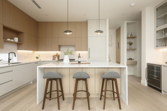 2 - 735 10th Avenue E