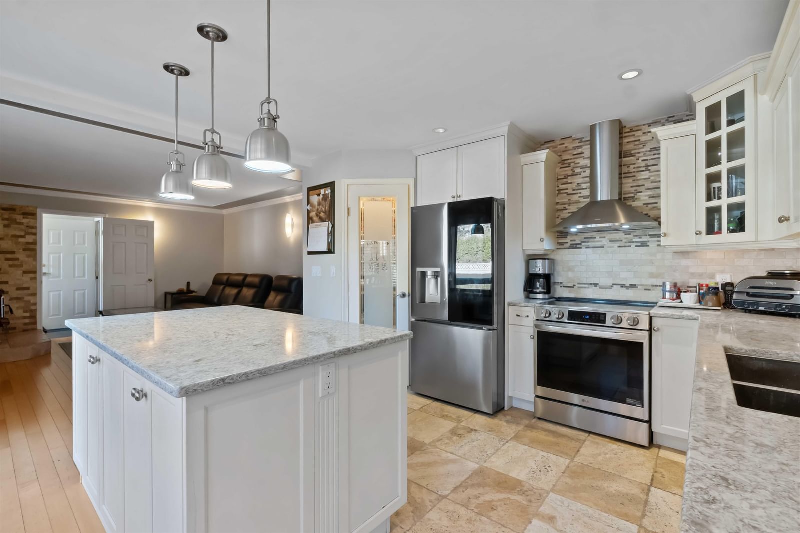 Listing Image 9