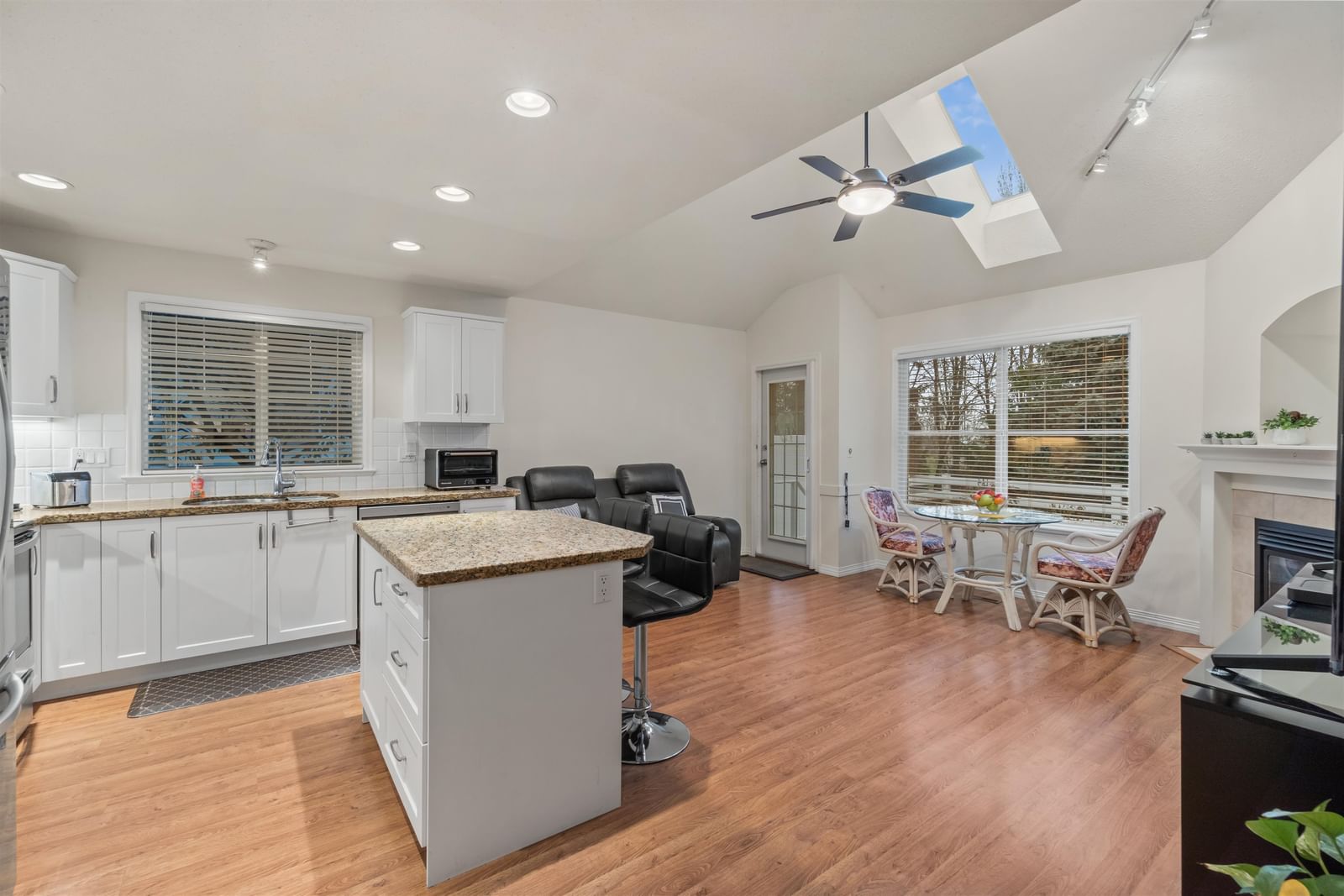 Listing Image 12