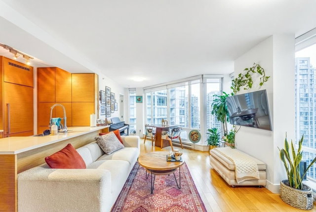 1901 - 565 Smithe Street