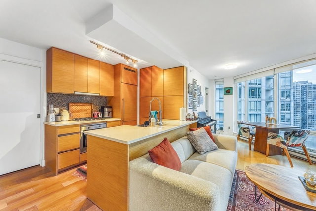 1901 - 565 Smithe Street