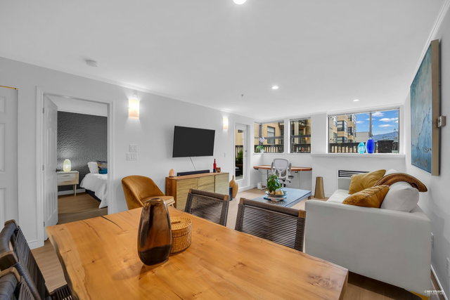 207 - 305 Lonsdale Avenue