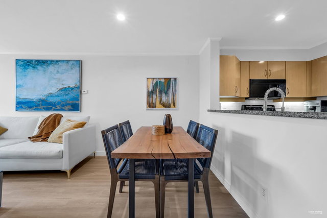 207 - 305 Lonsdale Avenue