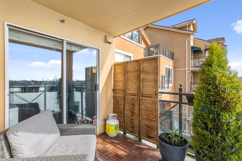 312 - 6 Renaissance Square, New Westminster, V3M 6N8 | Image 2