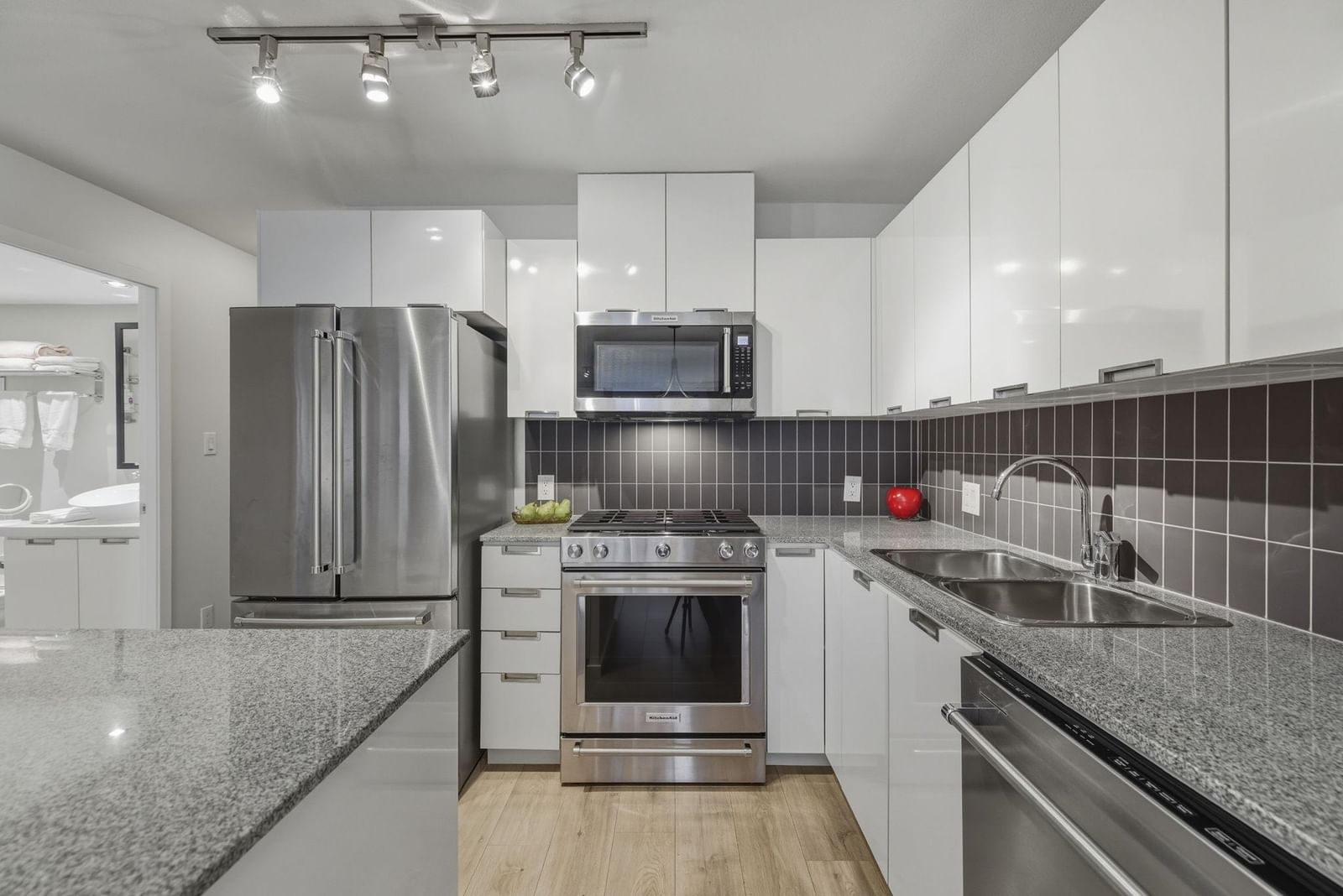 Listing Image 10