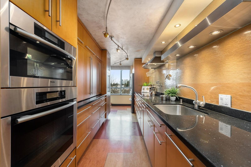 601 - 6622 Southoaks Crescent, Burnaby, V5E 4K2 | Image 2