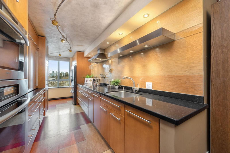 601 - 6622 Southoaks Crescent, Burnaby, V5E 4K2 | Image 3