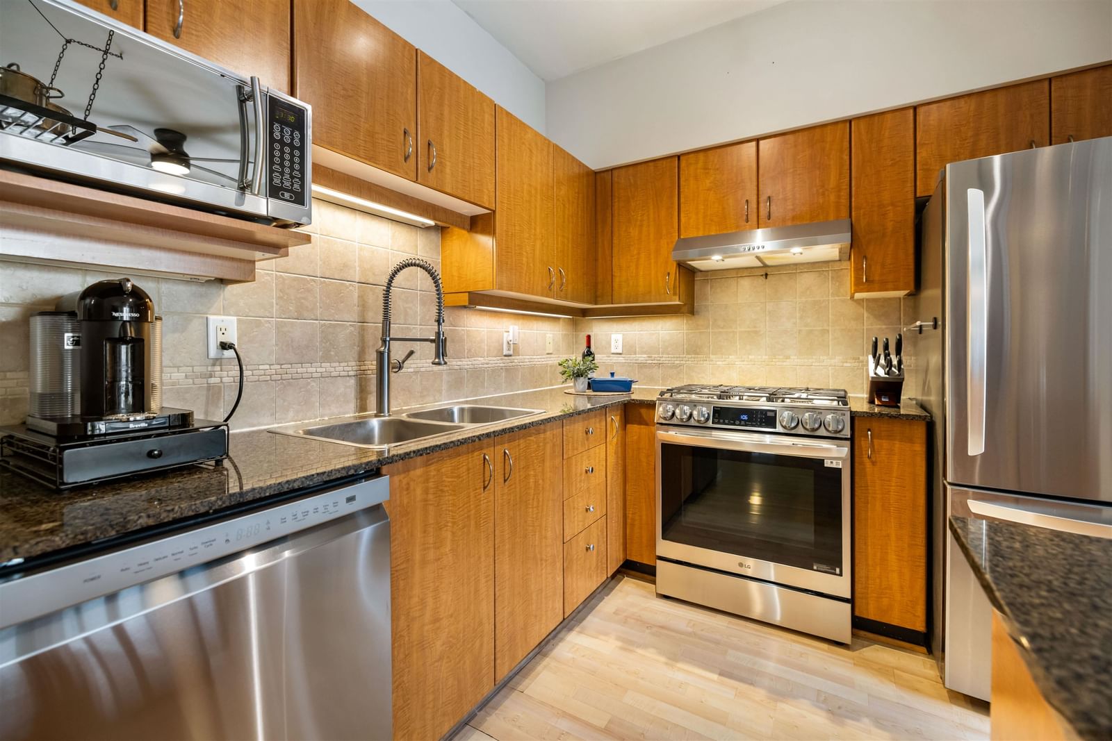 Listing Image 11