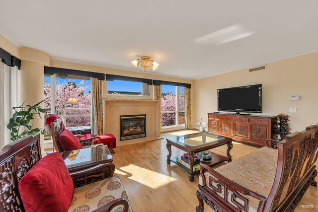 412 - 618 45th Avenue W