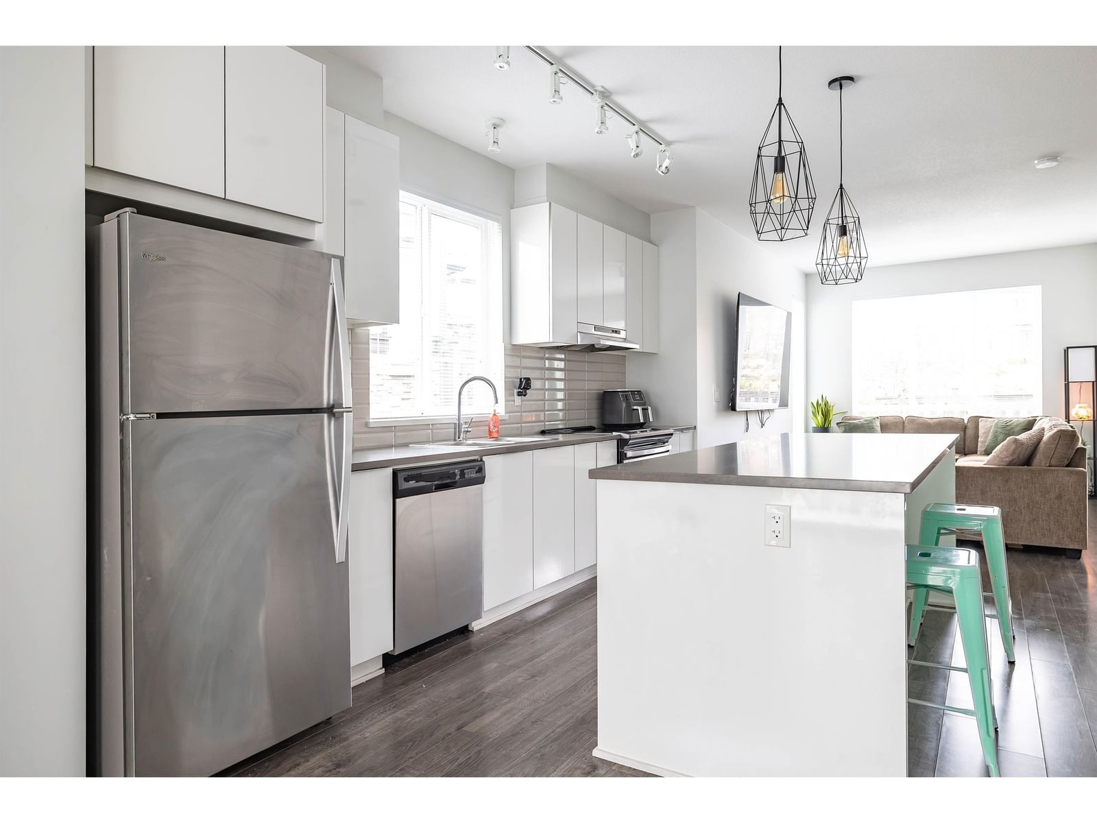 Listing Image 10