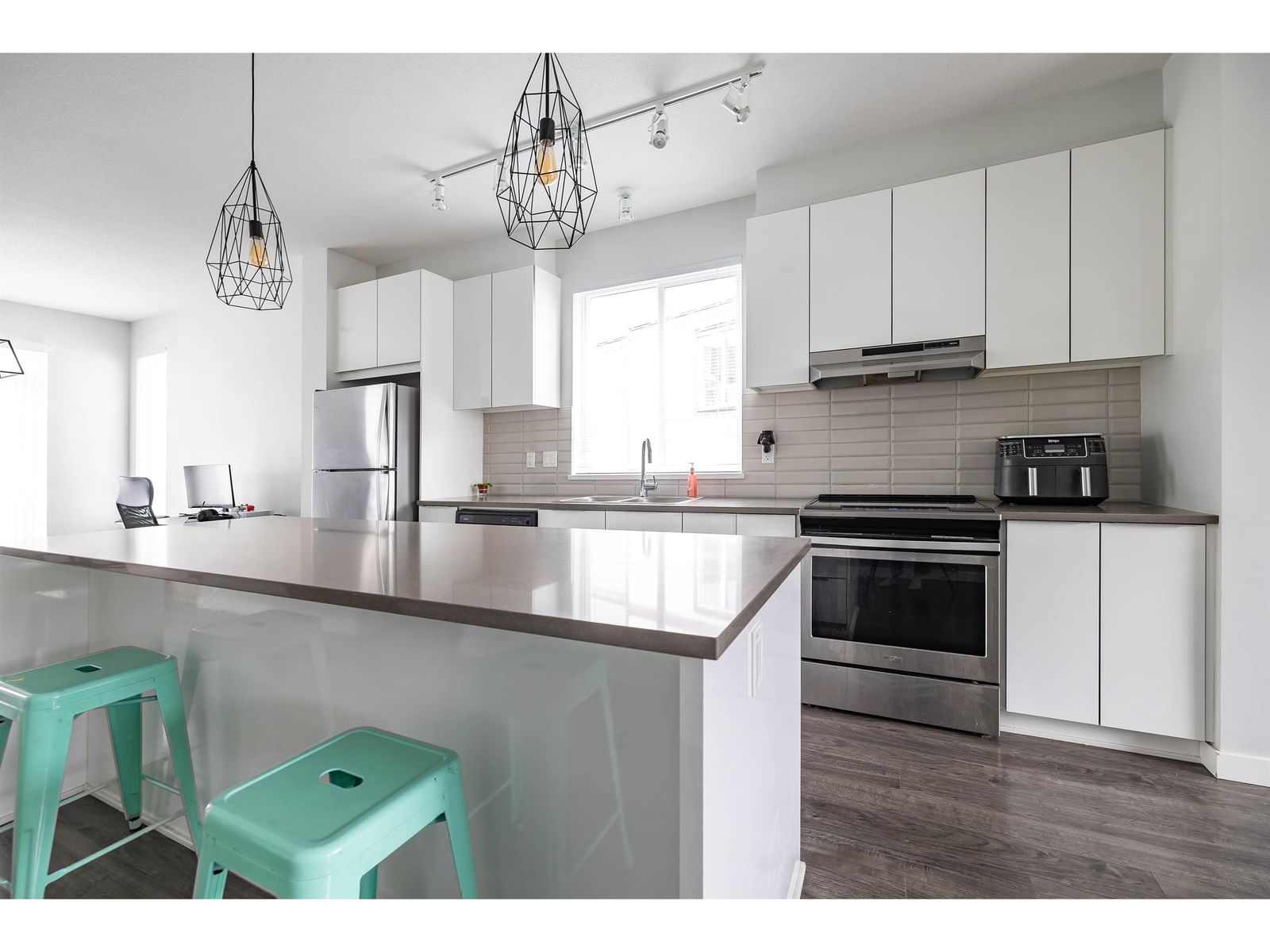 Listing Image 9