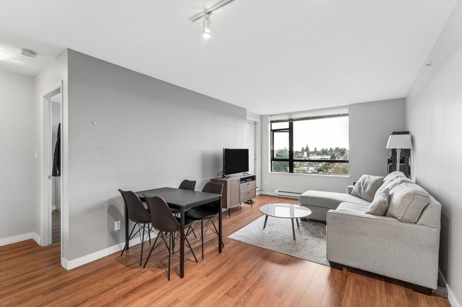 Listing Image 5
