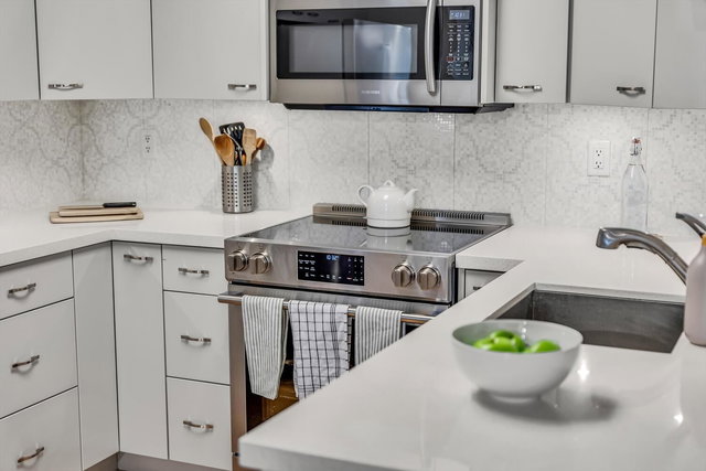 302 - 3461 Curle Avenue