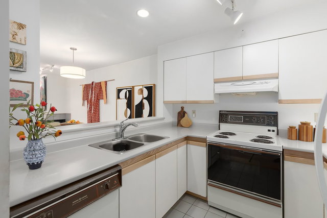 104 - 700 Pender Street E