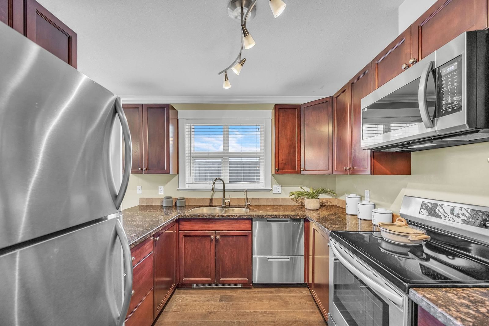 Listing Image 6