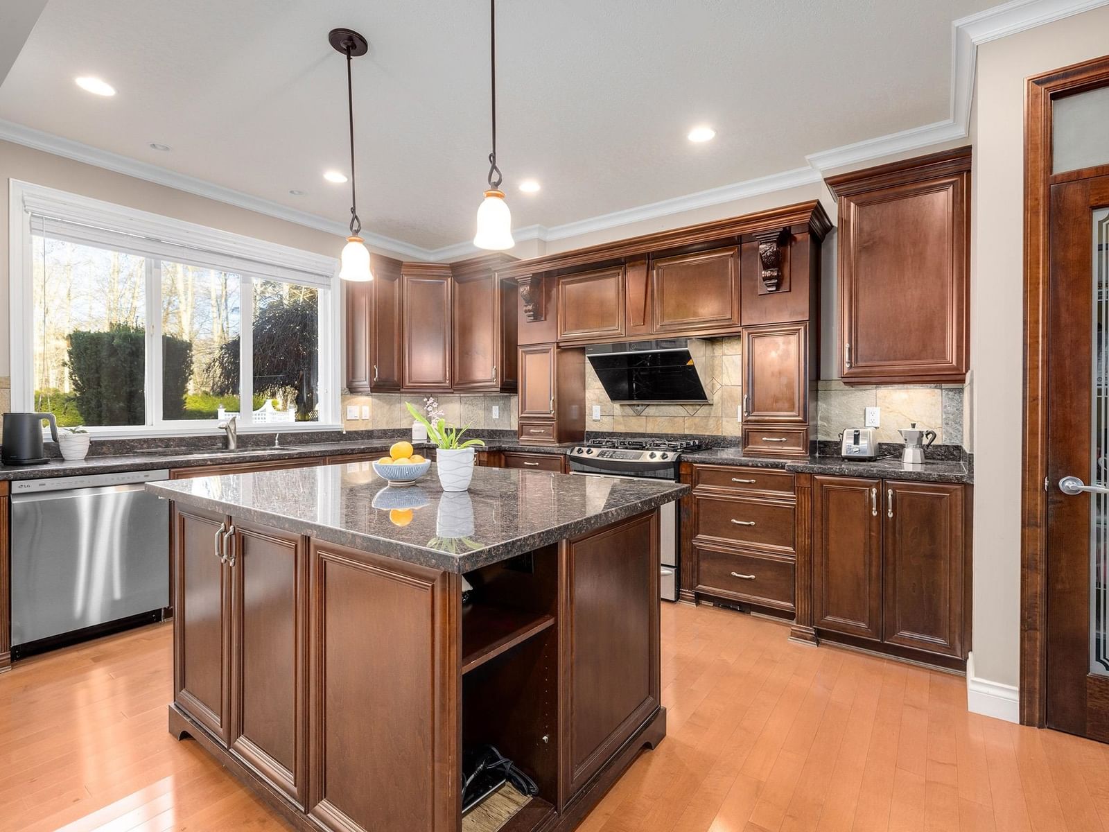 Listing Image 11