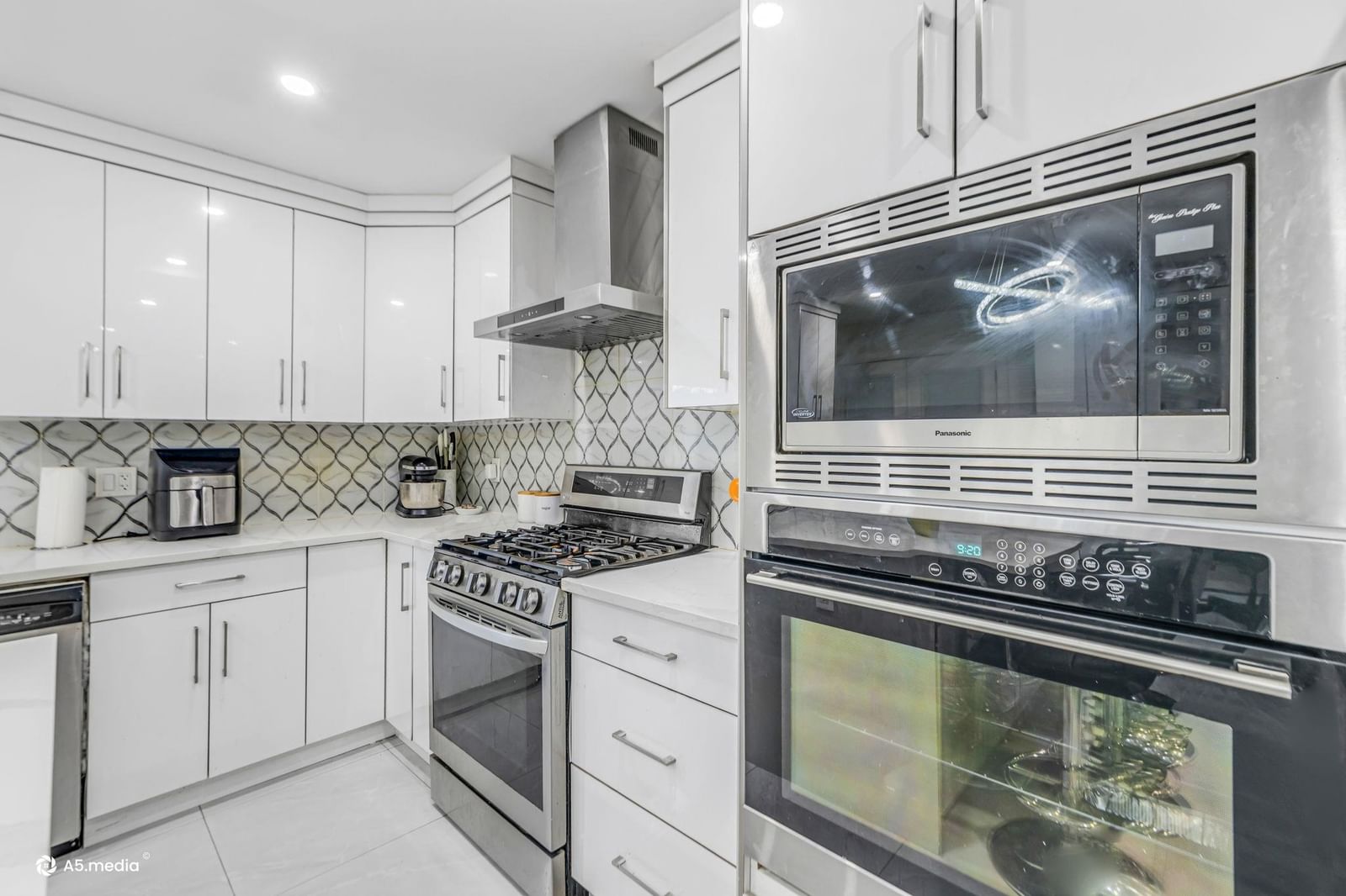 Listing Image 19