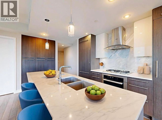 4xx - 677 W 41 Avenue