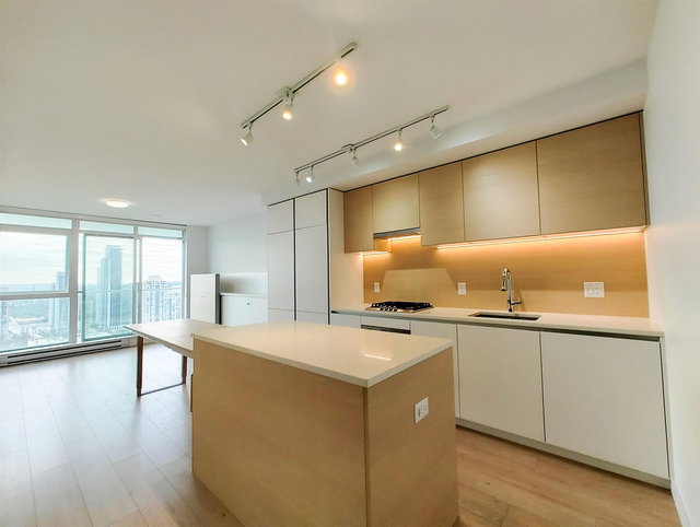 2503 - 652 Whiting Way